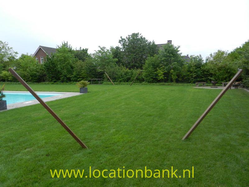 tuin met de 2 hangmat posities(zie houten palen)