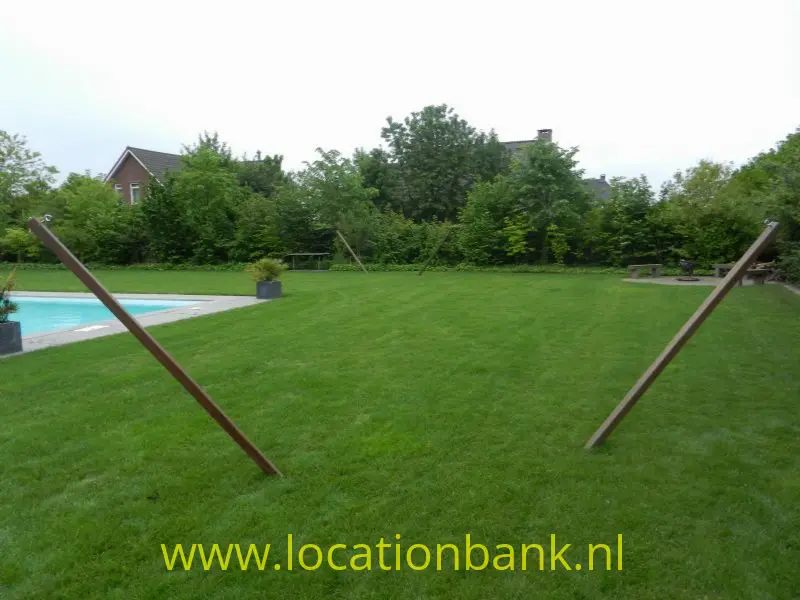 tuin met de 2 hangmat posities(zie houten palen)