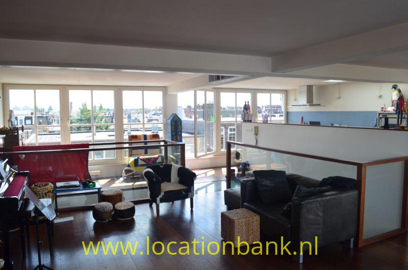 loft met open keuken en skyline