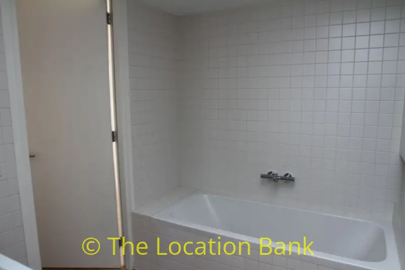 badkamer met witte tegels