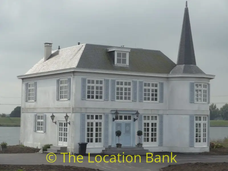 Villa en landhuis aan het water