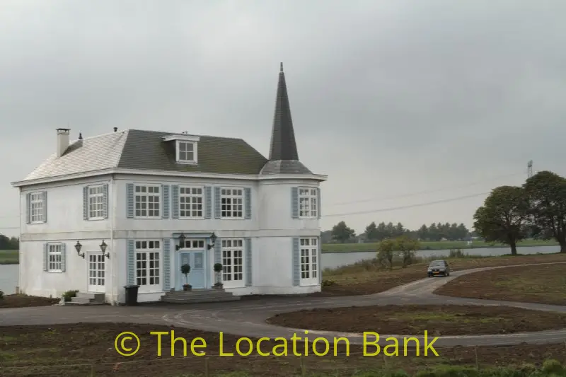 Villa en landhuis aan het water