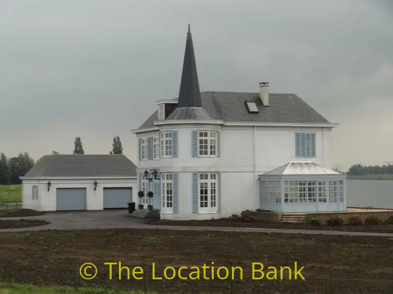 Villa en landhuis aan het water