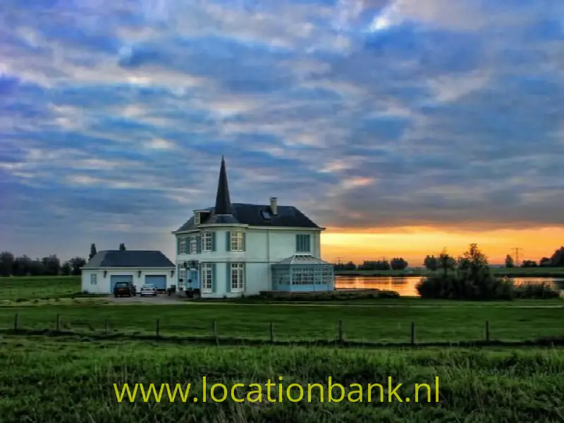 Villa en landhuis aan het water