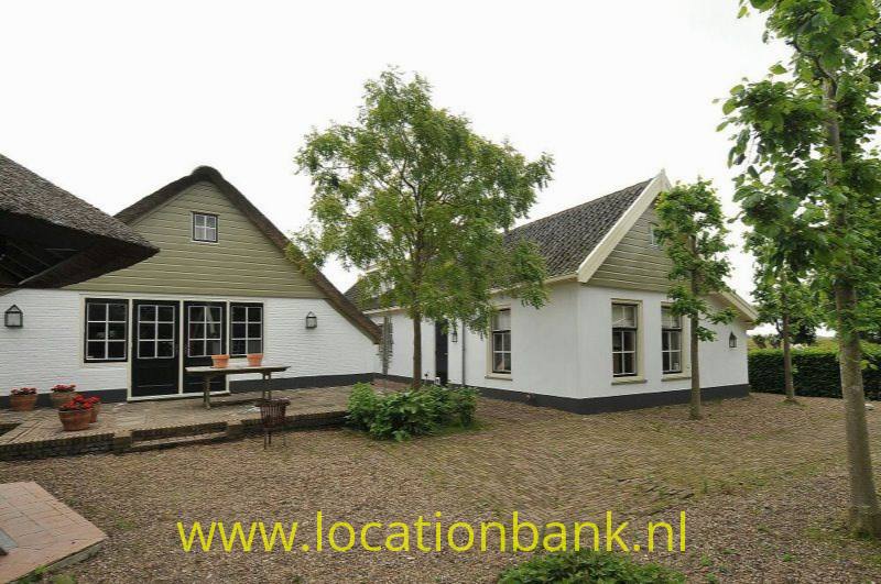 woonboerderij en villa aan een rivier