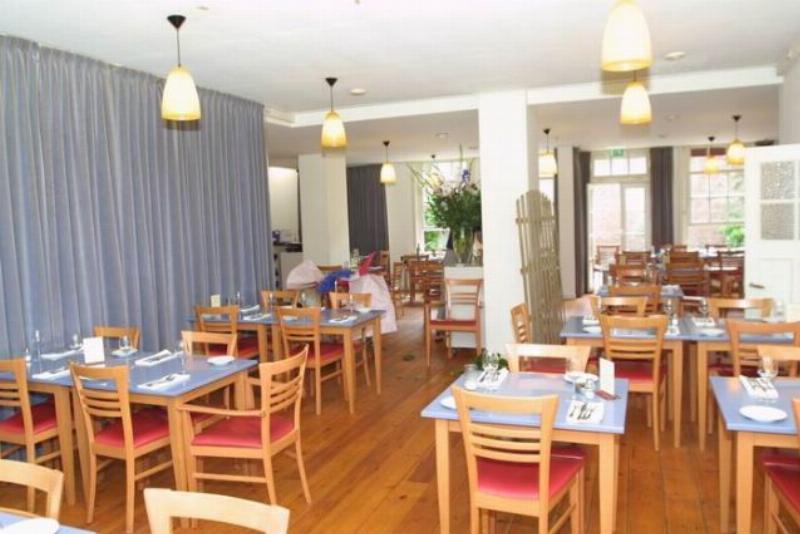 Mooi en eenvoudig restaurant met houten vloer.