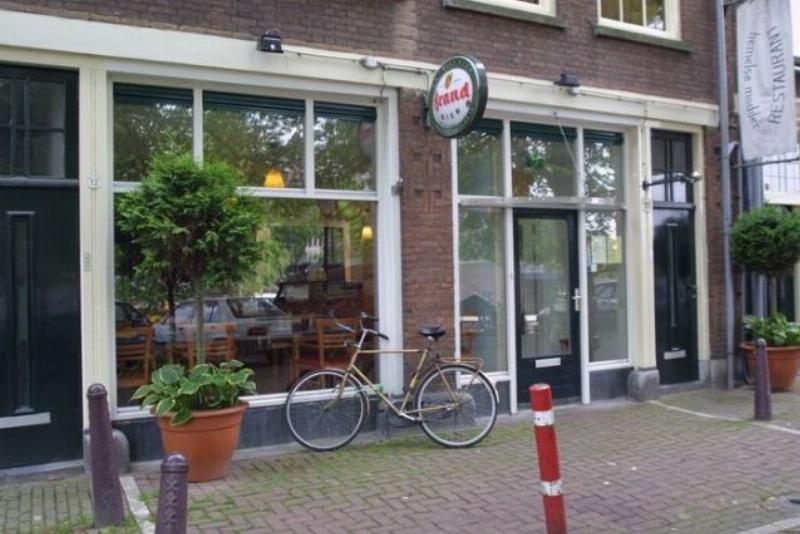 Mooi en eenvoudig restaurant met houten vloer.