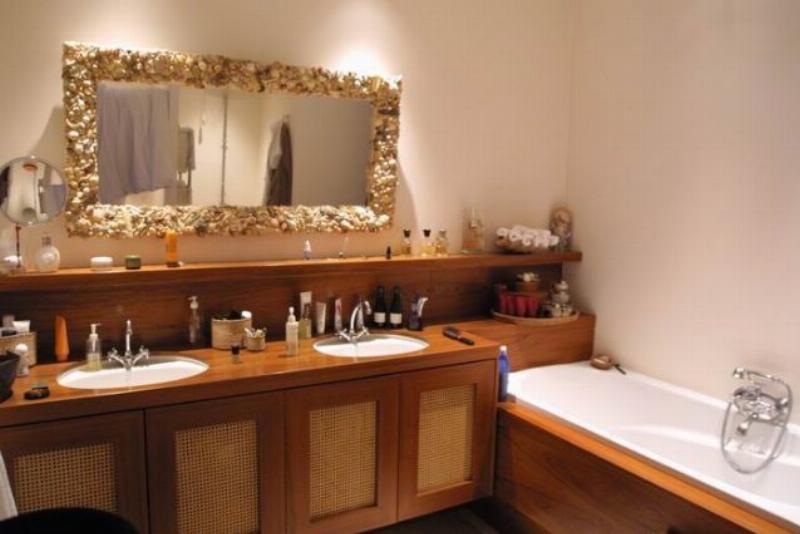 badkamer, dubbele wastafel,grote spiegel, houten meubel, ligbad