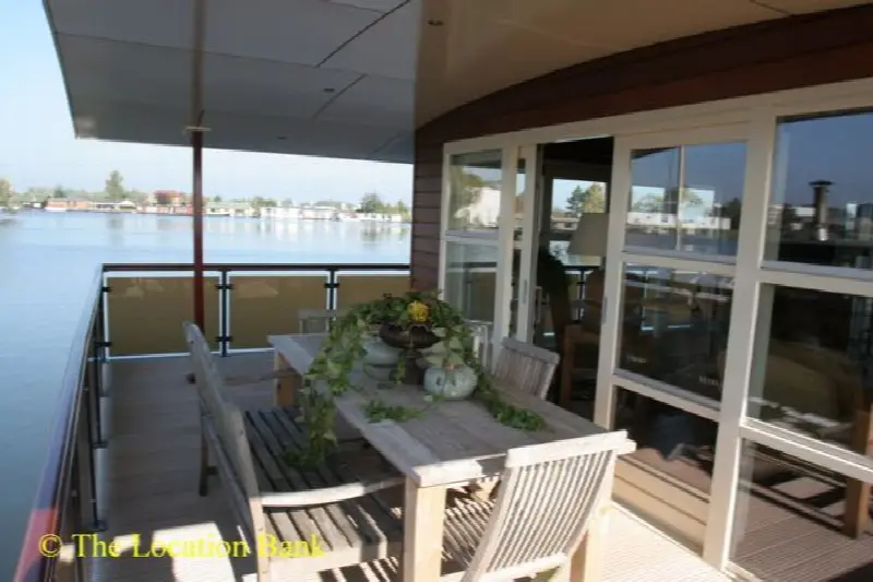 Terras aan het water