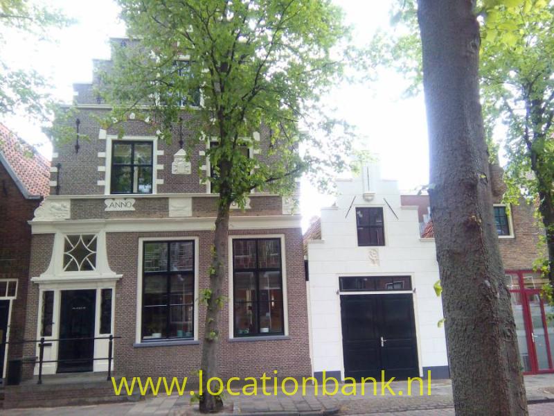 voorgevel woning met schuur