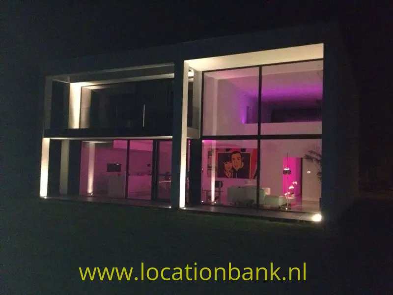 achterzijde huis s avonds met sfeerverlichting. Kleuren zelf te bepalen