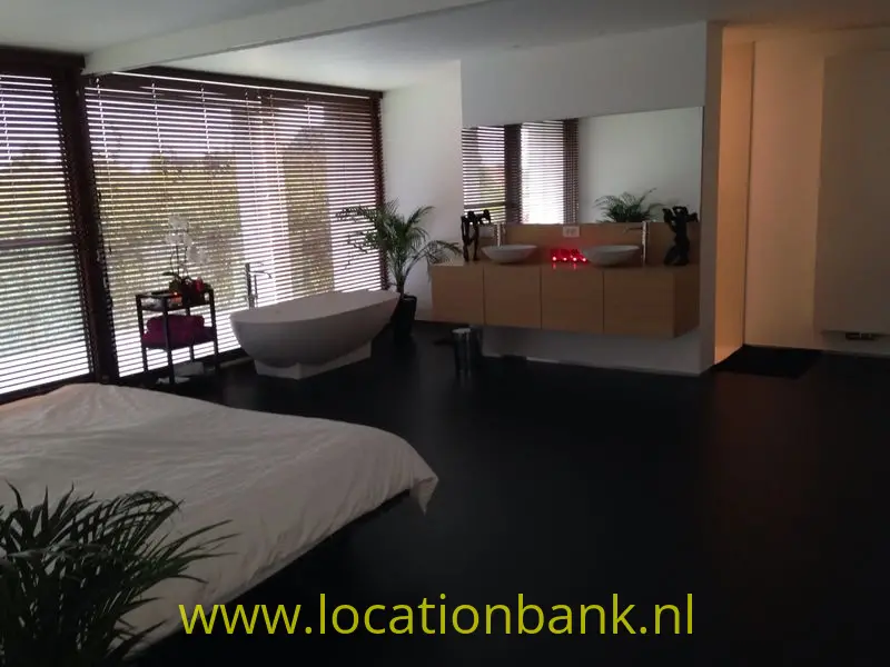 master bedroom met badkamer