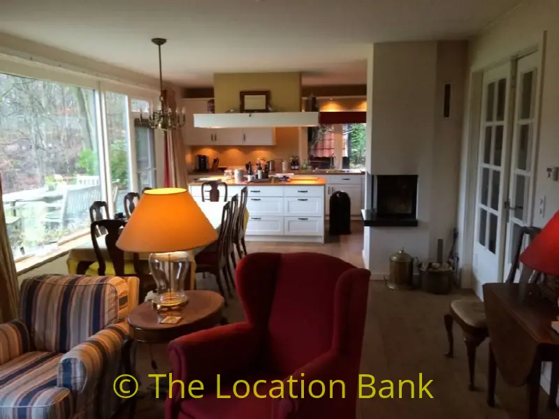 Woonkamer met rode bank