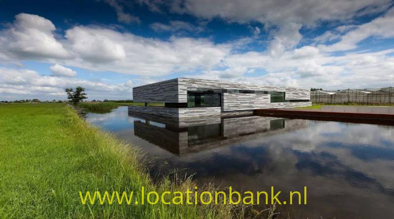 strakke moderne villa in de polder aan het water
