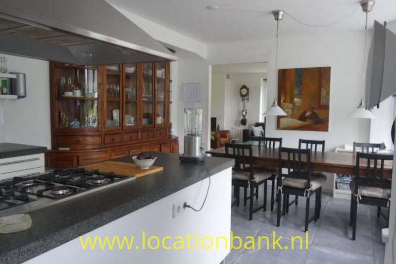 moderne open keuken met kookeiland