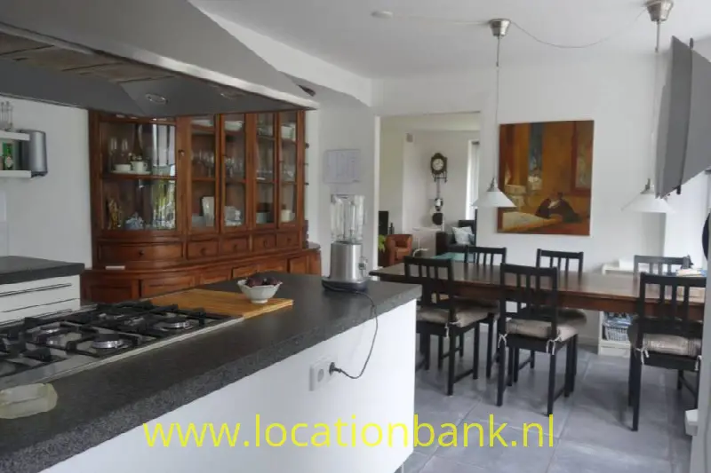 moderne open keuken met kookeiland