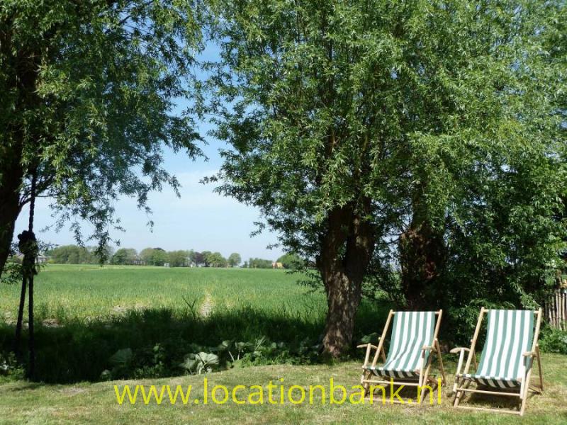 Tuin met relaxstoelen en zicht over de landerijen 