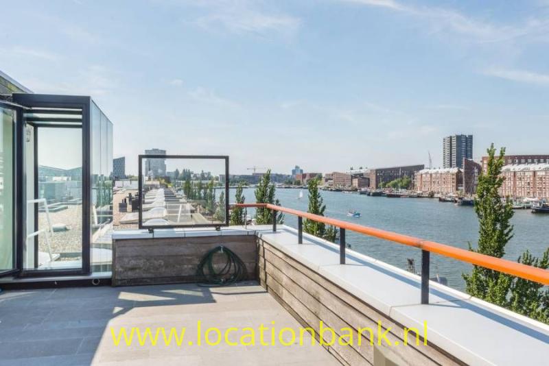 balkon met haven zicht