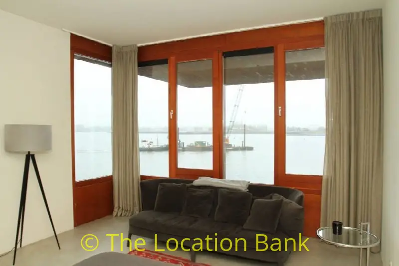 woonkamer met uitzicht over haven