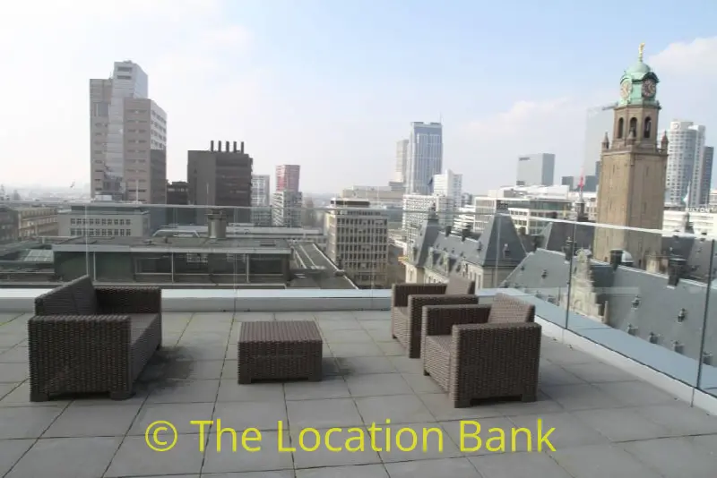 Dakterras met skyline