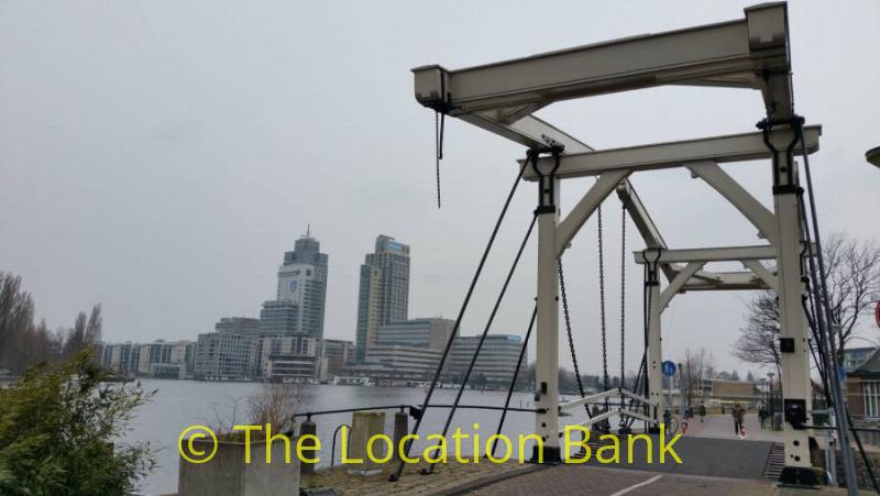 houten brug met skyline