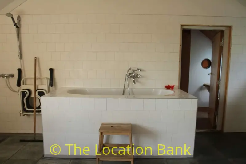 badkamer met hoog bad