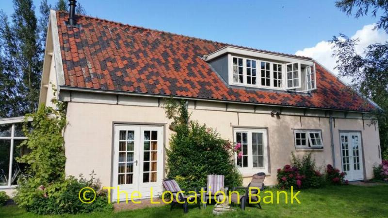 Huis in de natuur op een eiland aan het water