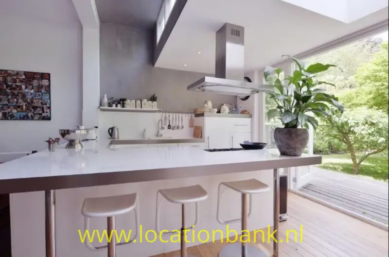 open keuken met openslaande tuindeuren.