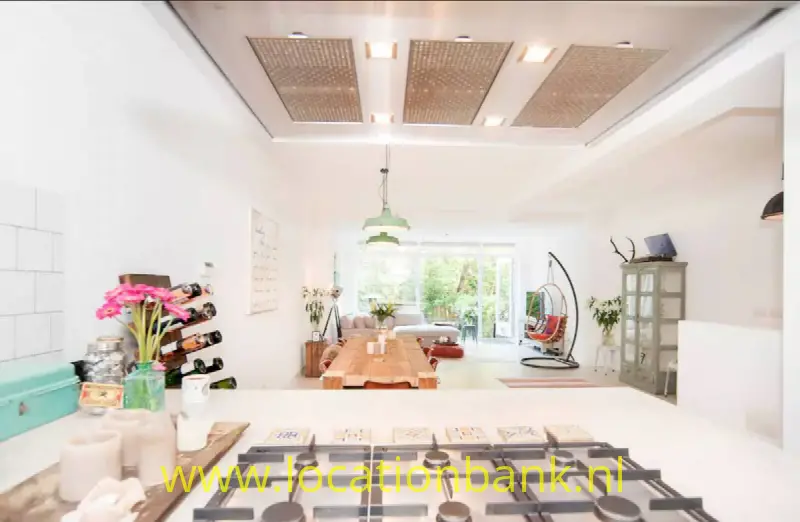 grote woonkamer met open keuken