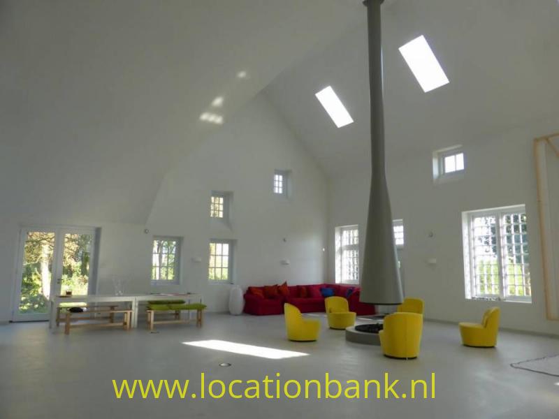 ruime woonkamer met hoog plafond