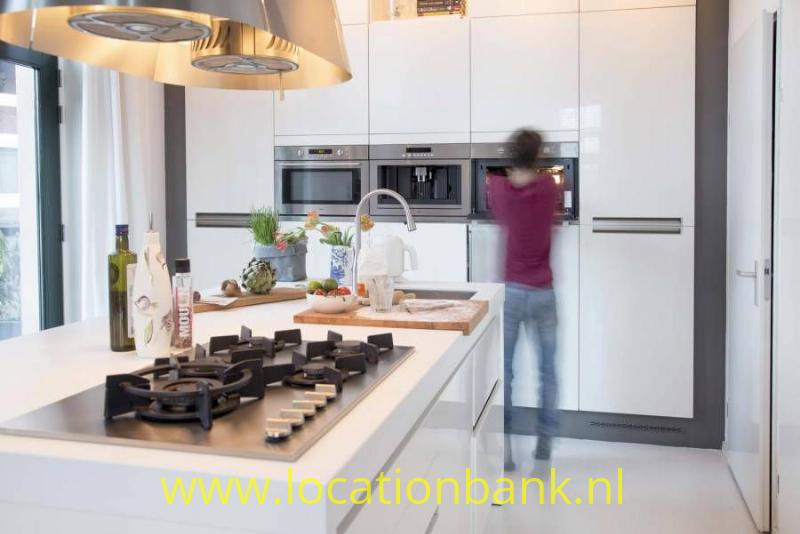 moderne keuken met kookeiland