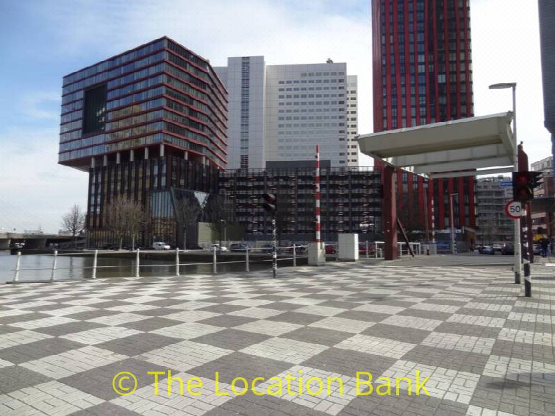 straat met ophaal brug