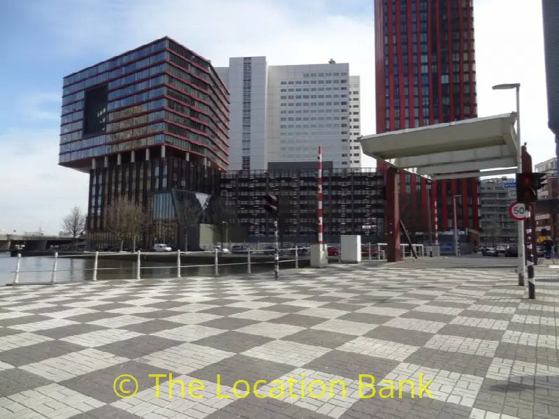 straat met ophaal brug