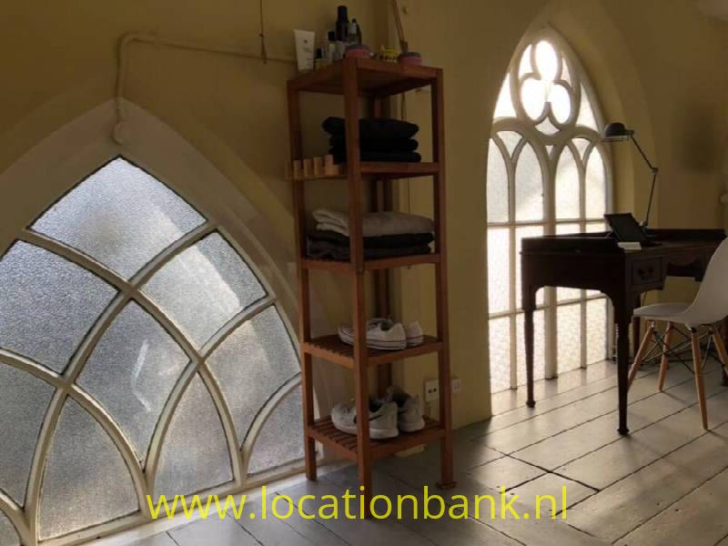 kamer met kerkramen
