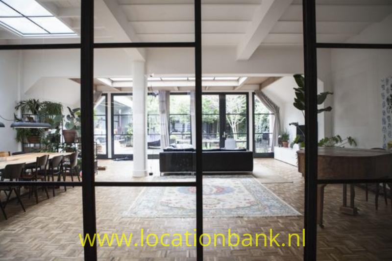 zeer ruime Loft en woning met glazen tussen wand