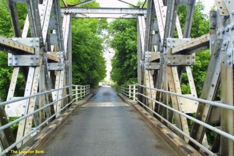 Antieke Ijzeren vooroorlogse brug enkelbaans