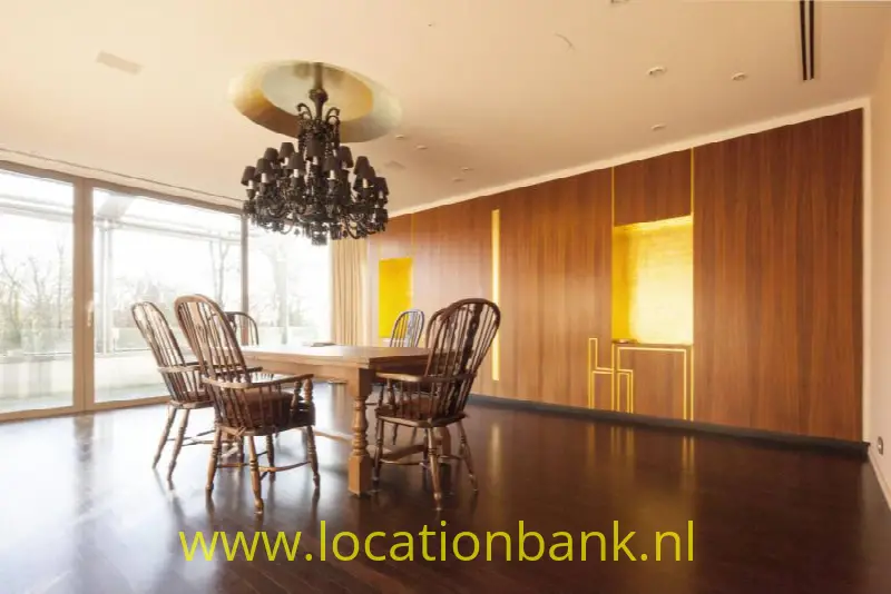 Ruime lege huiskamer