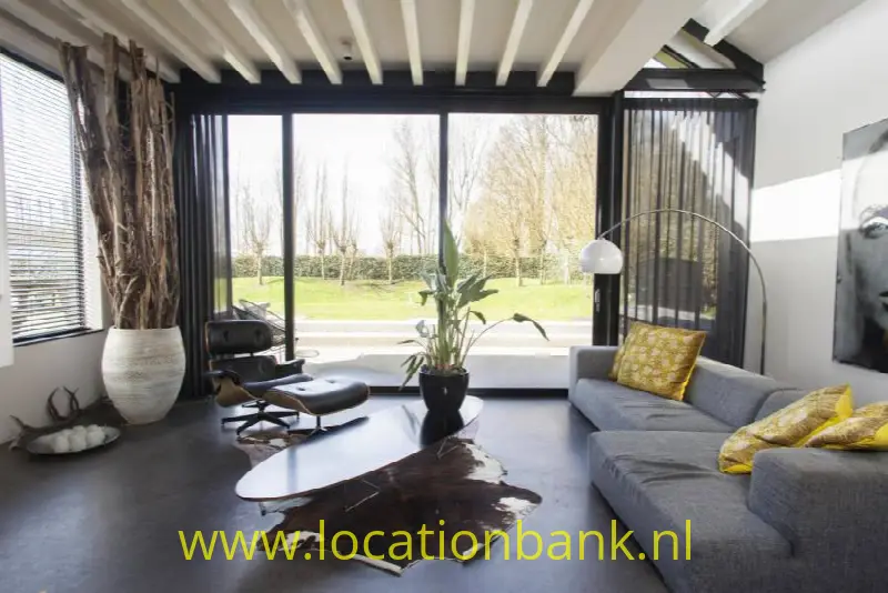 huiskamer met glazen wand en veel daglicht