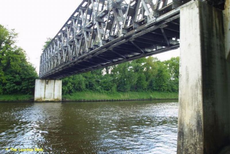 Antieke ijzeren vooroorlogse eenbaans brug