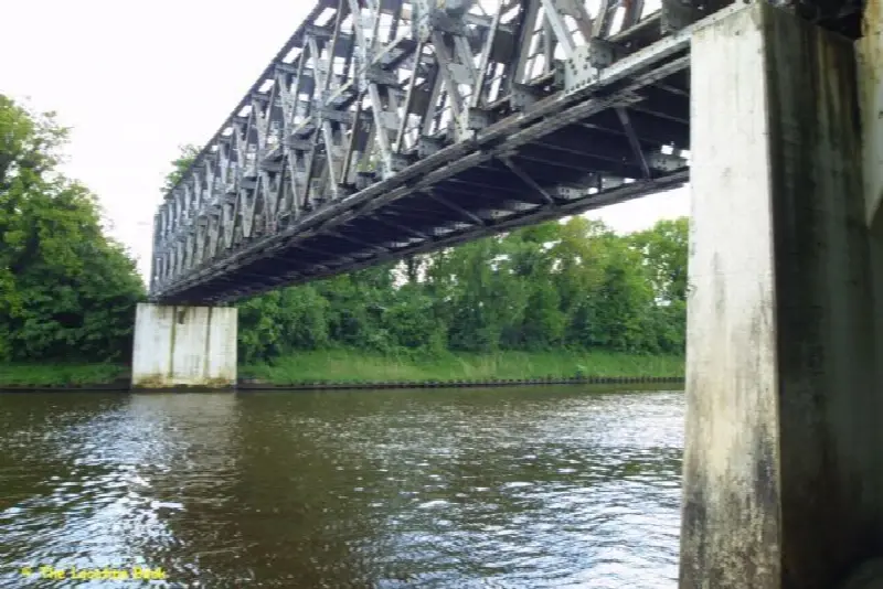 Antieke ijzeren vooroorlogse eenbaans brug