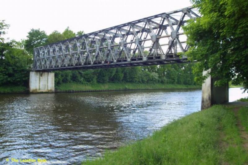 Antieke ijzeren vooroorlogse brug enkelbaans