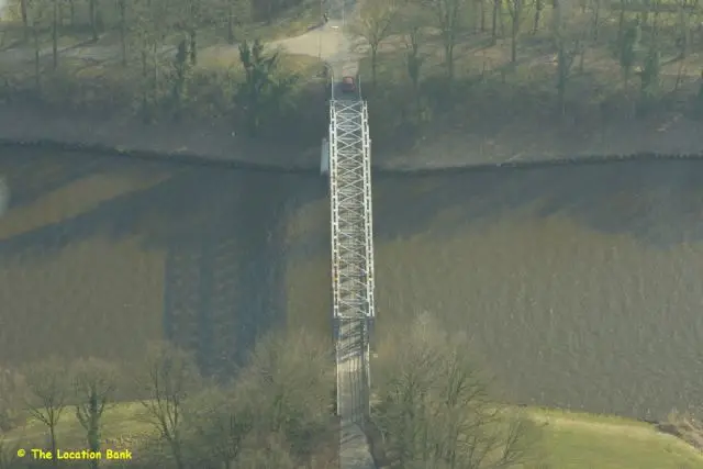 Antieke ijzeren vooroorlogse brug enkelbaans Luchtopname