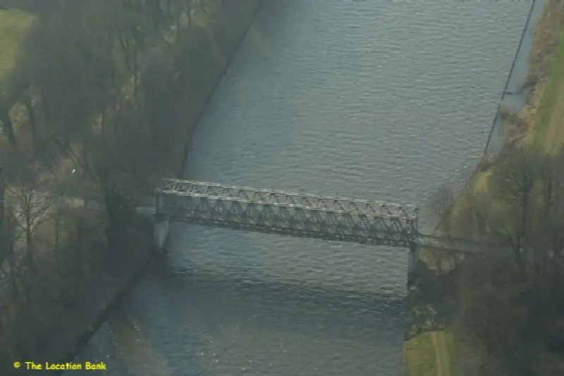 Antieke ijzeren vooroorlogse brug enkelbaans Luchtopname