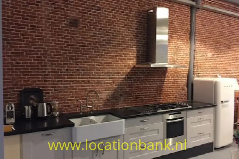 keuken met rauwe muur