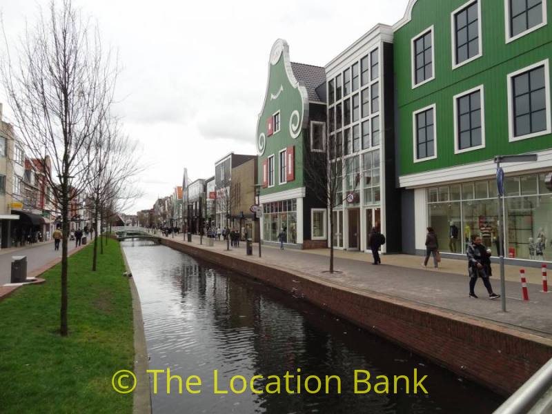 gracht met houten huizen