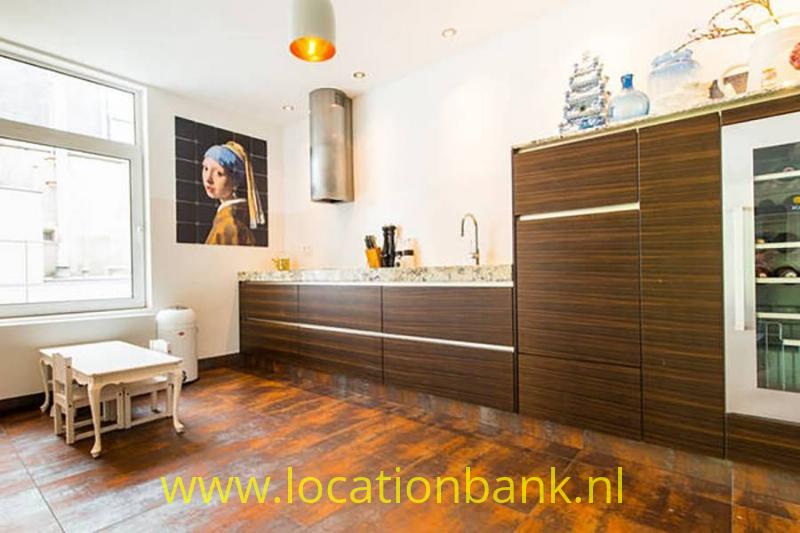 moderne keuken met houten vloer
