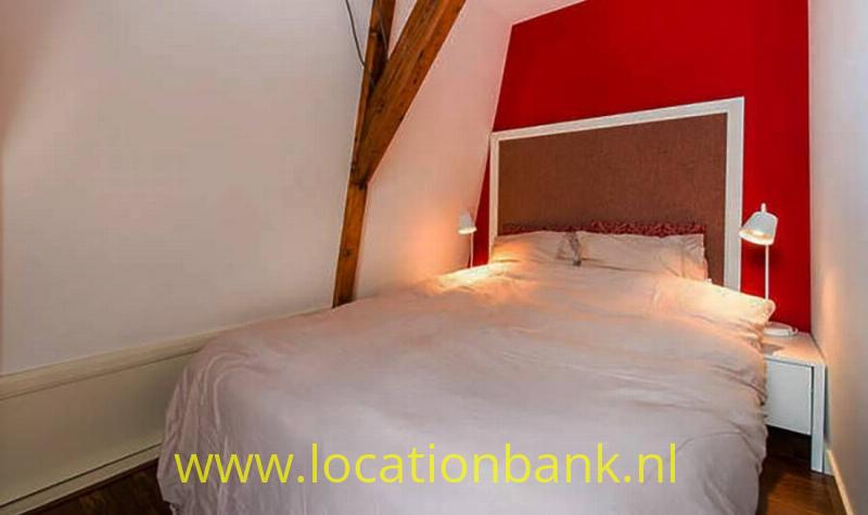 slaapkamer met rode wand