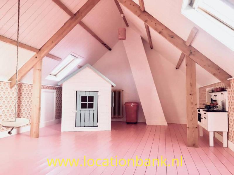 zolder met roze houten vloer