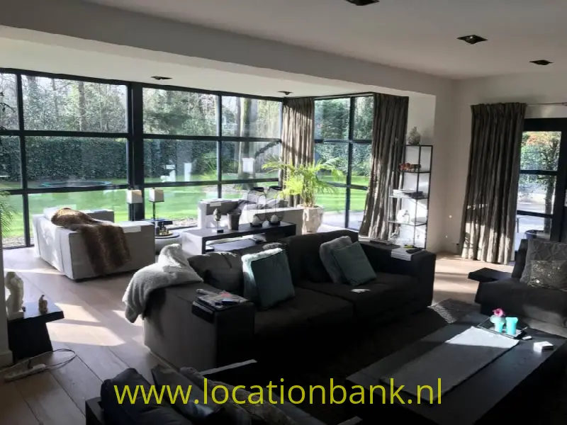 Woonkamer met glazen wand