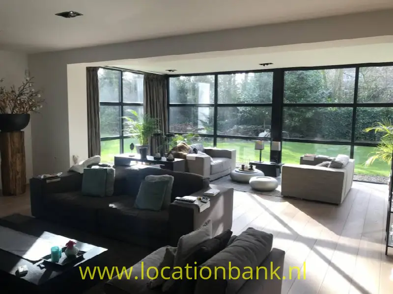 huiskamer met veel Glas en daglicht